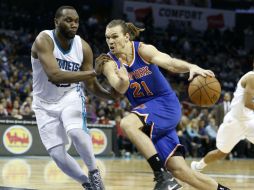 Lou Amundson de los Knicks de New York, derecha, intenta pasar por la defensa del centro Al Jefferson de los Hornets de Charlotte. AP / N. Redmond