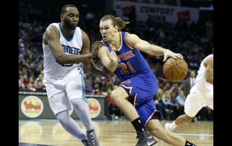 Lou Amundson de los Knicks de New York, derecha, intenta pasar por la defensa del centro Al Jefferson de los Hornets de Charlotte. AP / N. Redmond