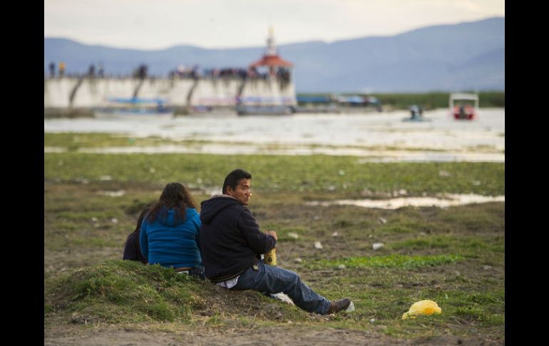 En la fotografía aparecen algunas personas consumiendo bebidas embriagantes en la zona seca del lago de Chapala. EL INFORMADOR / J. Mendoza