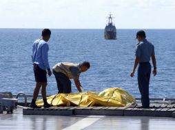 Servicios de rescate continúan con la recuperación de los cuerpos de las víctimas del vuelo QZ8501 de AirAsia en Pangkalan Bun. EFE /