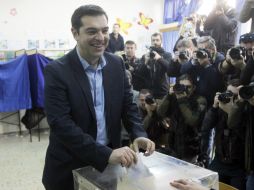 El líder de Syriza, Alexis Tsipras, niega que sacará al país de la eurozona, pero afirma que no respetará las medidas de austeridad. EFE / O. Panagiotou