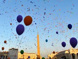 El Papa decide soltar globos y no palomas luego de que, el año anterior, una gaviota y un cuervo atacaran a las simbólicas aves. AFP / ARCHIVO