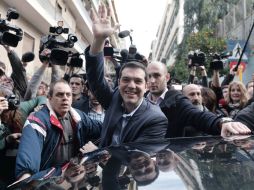 '¡El tiempo de la izquierda ha llegado!' corean jóvenes simpatizantes de Tsipras, candidato de Syriza. AFP / L. Gouliamaki