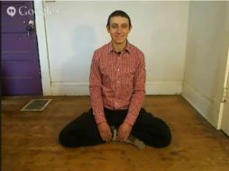 El joven se toma unos segundos para adoptar la posición que tendrá durante cuatro horas sonriendo frente a la cámara. YOUTUBE / Benjamin Bennett