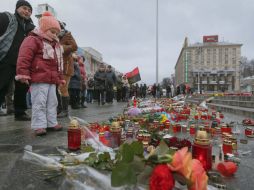 Las banderas permanecen a medio asta en los edificios oficiales del país. EFE / S. Dolzhenko