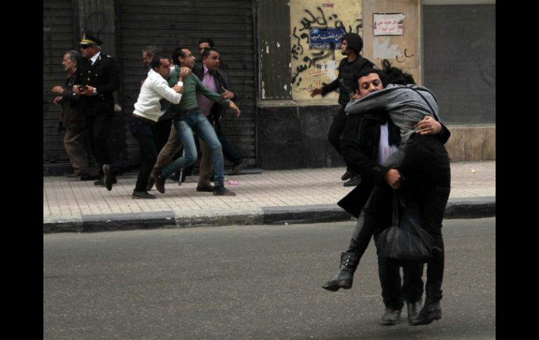 La manifestante, de 34 años, muere a causa de disparos hechos por la policía, que dispersaba la manifestación. AFP / E. El-Gebaly