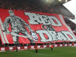 'Rojo, o muerte' dice la manta que que se vio en el estadio. TWITTER / @Carrusel