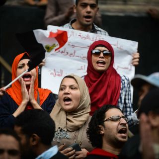 Suman 14 muertes en disturbios en aniversario de la revolución de Egipto