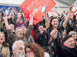 Simpatizantes de Alexis Tsipras, líder del partido de izquierda radical, celebra después de la emisión de los resultados. EFE / M. Kappleler