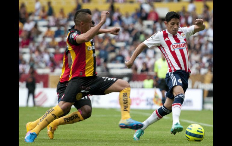 El cuerpo médico del Guadalajara valorará el estado de Ángel. MEXSPORT / ARCHIVO