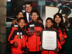 El equipo de basquetbol regresó a México para continuar sus actividades escolares. TWITTER / @Conade