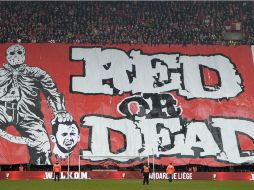 Aficionados mostraron una bandera con la cabeza de su ex capitán Defour. AFP / ARCHIVO