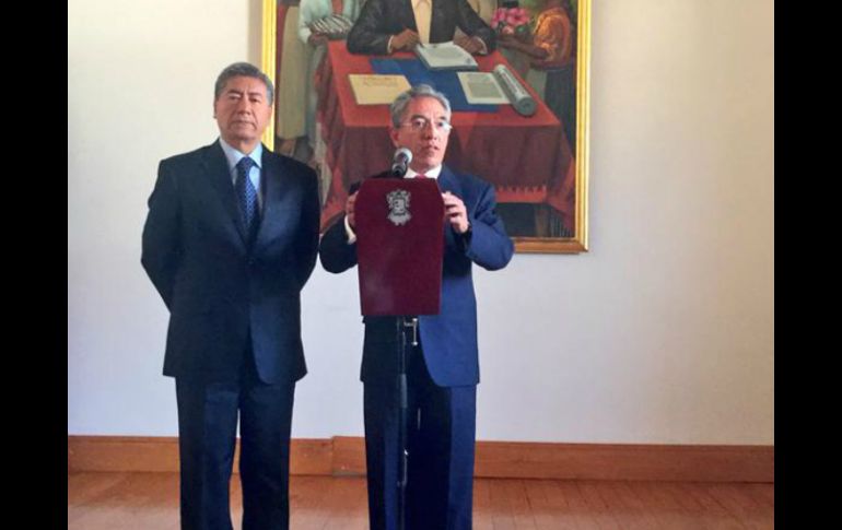 El gobernador de Michoacán, Salvador Jara (d) y el nuevo secretario del Gobierno, Jaime Esparza. TWITTER / ‏@SJara_gobmich
