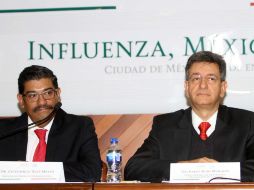 Cuitláhuac Ruiz Matus (i) y Pablo Kuri Morales (d) en la conferencia de prensa sobre la campaña de vacunación. NTX / J. Salmerón