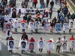 Los manifestantes traen mantas y lonas que hacen alusión a los cuatro meses de la desaparición de los jóvenes. SUN / A. Ojeda