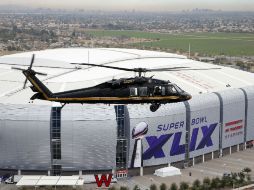 Helicóptero sobrevuela el Universitario de Phoenix. El caso de los balones desfinflados no será resuelto antes del 'Superdomingo'. AP /  R. Franklin