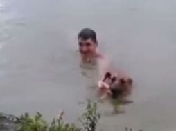 El perro no dudó en lanzarse al agua para rescatar a su dueño. YOUTUBE / PositiveVideoShow