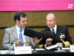 Lorenzo Córdova y Vidal Francisco Soberón, en la firma del convenio entre la Semar y el INE para la custodia del material electoral. TWITTER / ‏@ArturoSanchezG