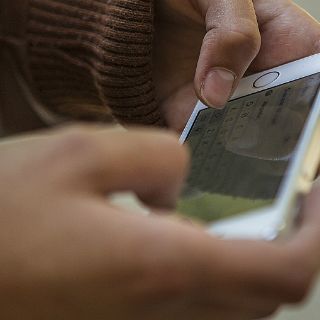 Mexicanos usan dispositivos móviles antes de dormir