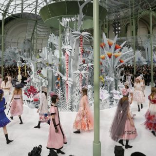Las mujeres de Chanel florecen en un jardín encantado