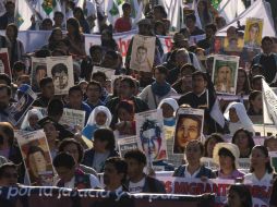 Cerca de 15 mil personas de diversas organizaciones sociales y estudiantiles realizaron marcharon a favor de los 43 normalistas. AP / ARCHIVO