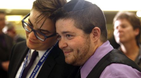 Las parejas que conviven sin estar casadas pueden compartir ya bienes a nivel jurídico. AFP / ARCHIVO