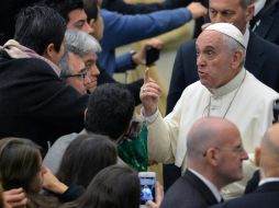 El Papa critica a los padres que, por su trabajo o realización personal, olvidan a sus familias, dejando solos a los niños. EFE / M. Brambatti