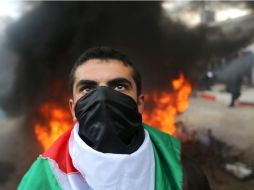 Armados con palos, piedras y otros objetos, unos 200 palestinos saltaron los muros que rodean la ONU. AFP / M. Hams