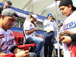 Con bats, posters, gorras, pelotas, jerseys, aficionados de Charros llegaron para conseguir la firma de su jugador favorito. EL INFORMADOR / M. Vargas