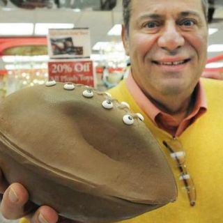 Crean balón de chocolate, desinflado, en alusión a polémica