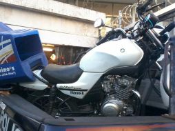 La motocicleta era una Yamaha IBR blanca modelo 2013, asegurada por la elementos de la policía de Guadalajara. ESPECIAL /