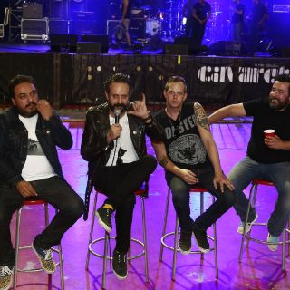 Molotov posa con playmate para portada de revista