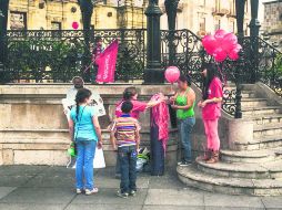NADIE VIO. Un par de mujeres que apoyan la precandidatura del priista Ricardo Villanueva reparten globos en la Plaza de Armas. EL INFORMADOR / O. García