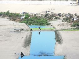 Tijuana. Migrantes en un canal del Río Tijuana, donde viven al ser deportados de EU. NTX /