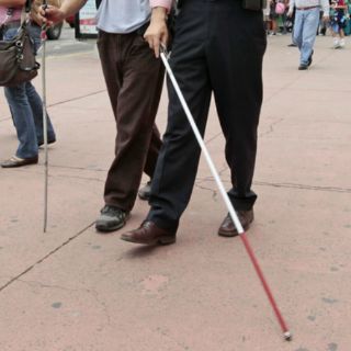 Crean lentes con inteligencia artificial para invidentes