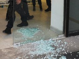 La fachada del rotativo sufre daños por bomba 'molotov'; directivos del medio solicitan presencia policíaca. EFE / ARCHIVO