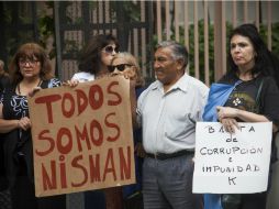 En la calle, decenas de personas despiden el cortejo fúnebre con pancartas con la leyenda ''Todos somos Nisman''. EFE / J. Roncoroni