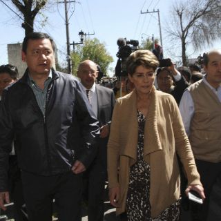 Osorio Chong recorre la zona afectada por explosión en hospital