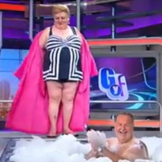 Paquita la del Barrio se luce en traje de baño