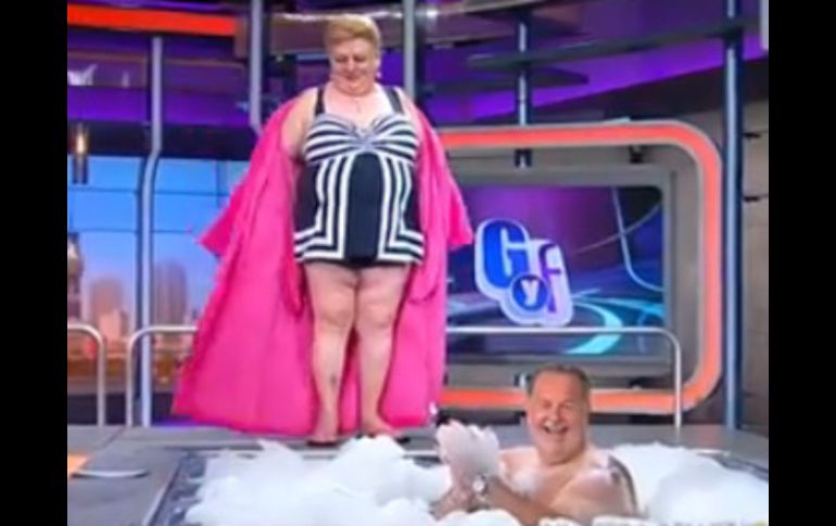 'Paquita' aparece con una bata rosa, de la que se despojó con sensuales movimientos. YOUTUBE / Univision