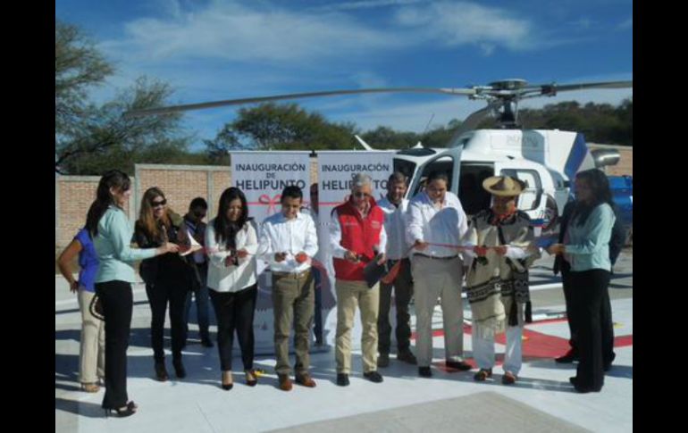Agustín González (rojo), titular de la Secretaría de Salud Jalisco, estuvo presente en la inauguración. TWITTER / @saludjalisco