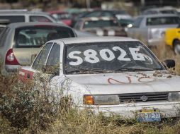 Cientos de vehículos en estas condiciones siguen generando un gasto para los municipios. EL INFORMADOR / F. Atilano