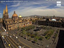 En primer plano se aprecia la Plaza de Armas, al observar más detenidamente se pueden descubrir otros puntos del Oriente de la ciudad. ESPECIAL / WebcamsDeMexico.com