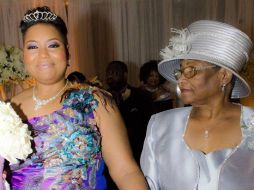 La novia caminó hacia el altar del brazo de su madre con la canción 'I believe I can fly' de R. Kelly como marcha nupcial. FACEBOOK / Yasmin Eleby