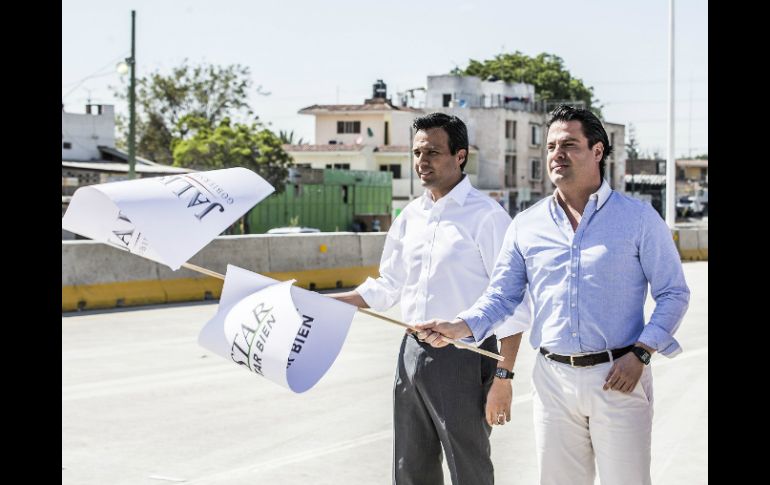 Autoridades estatales encabezadas por Aristóteles Sandoval (d), dan banderazo para poner en funcionamiento la obra. EL INFORMADOR / A. Hernández