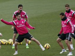 El ariete tapatío del Real Madrid, Javier 'Chicharito' Hernández (der.), entra en la lista para el duelo ante el cuadro donostiarra. EFE / J. Hidalgo