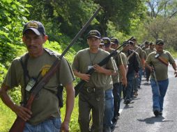 Los grupos de autodefensa no acceden a retirarse; aseguran que la población ya está harta de la inseguridad en la zona. NTX / ARCHIVO