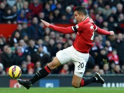 Robin van Persie abre el marcador para los 'diablos rojos' al filo de la media hora de juego. AFP / P. Ellis