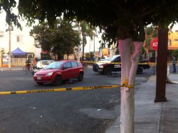 El cuerpo del hombre queda debajo del vehículo, que se detuvo en el lugar. ESPECIAL /