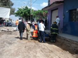 Al parecer, un operador de una excavadora no se percata de la malla amarilla que indica la existencia de tubos domésticos de gas. EL INFORMADOR /